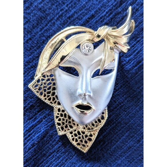 Vintage Mardi Gras Mask Brooch Pin Matte Satin GP Finish Filigree Theatrical 3" - Picture 2 of 6